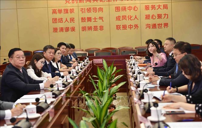 Trưởng Ban Tuyên giáo Trung ương Nguyễn Trọng Nghĩa dự và phát biểu tại cuộc tọa đàm với Lãnh đạo Tập đoàn báo chí Phương Nam, tỉnh Quảng Đông (Trung Quốc), chiều 14/6/2024. Ảnh: Công Tuyên-Phóng viên TTXVN tại Trung Quốc