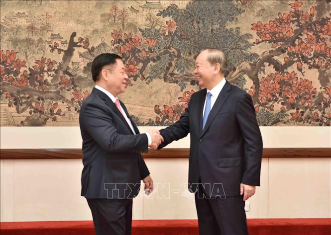 Trưởng Ban Tuyên giáo Trung ương Nguyễn Trọng Nghĩa hội kiến đồng chí Hoàng Khôn Minh, Ủy viên Bộ Chính trị, Bí thư Tỉnh ủy Quảng Đông (chiều 14/6/2024). Ảnh: Công Tuyên-Phóng viên TTXVN tại Trung Quốc