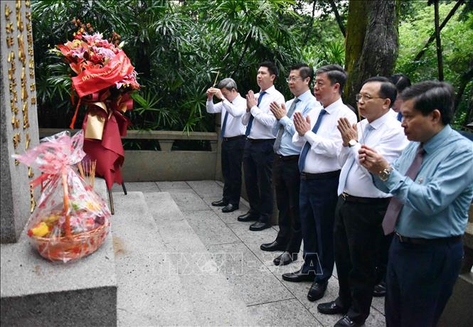 Trưởng Ban Tuyên giáo Trung ương Nguyễn Trọng Nghĩa và đoàn công tác đến viếng mộ Liệt sĩ Phạm Hồng Thái tại Công viên Liệt sĩ Hoàng Hoa Cương, thành phố Quảng Châu, tỉnh Quảng Đông (Trung Quốc). Ảnh: Công Tuyên-Phóng viên TTXVN tại Trung Quốc