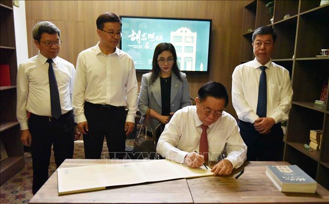 Trưởng Ban Tuyên giáo Trung ương Nguyễn Trọng Nghĩa viết sổ lưu bút tại di tích lưu niệm Trụ sở Hội Việt Nam Cách mạng Thanh niên. Ảnh: Công Tuyên-Phóng viên TTXVN tại Trung Quốc