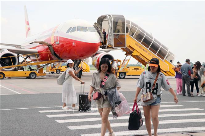 The first flight departing from Lijang, China’s Yunnan province lands at Cat Bi International Airport. VNA Photo: Hoàng Ngọc 