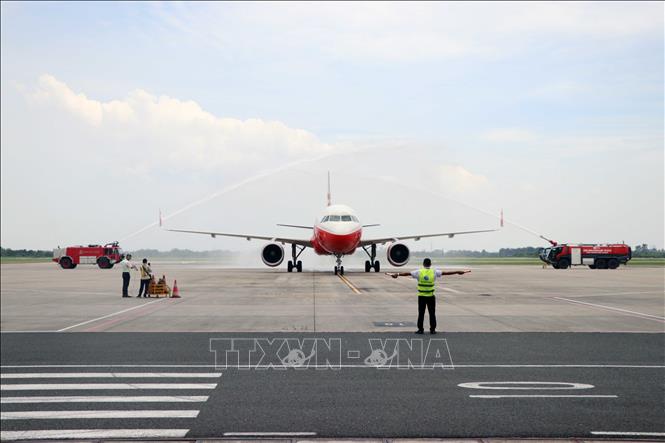 The first flight departing from Lijang, China’s Yunnan province lands at Cat Bi International Airport. VNA Photo: Hoàng Ngọc 