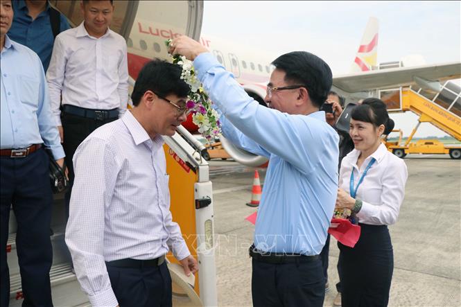 Passengers on board of the first Lijang-Cat Bi flight are welcomed. VNA Photo: Hoàng Ngọc 