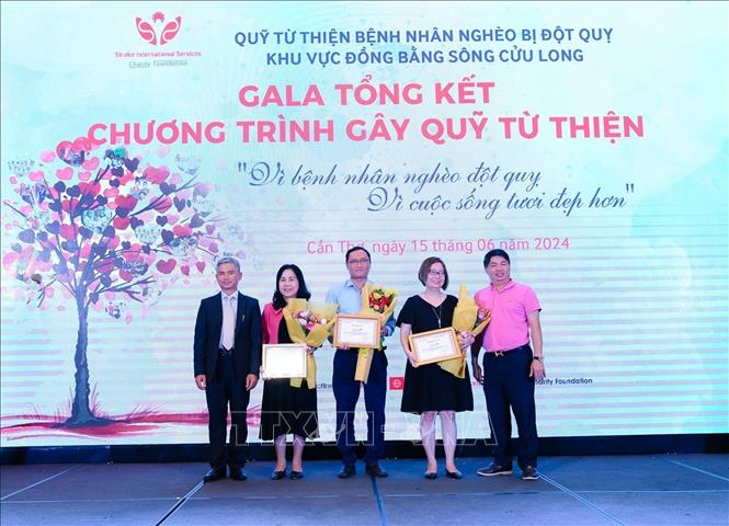 Tặng hoa tri ân các nhà hảo tâm. Ảnh: Ánh Tuyết - TTXVN
