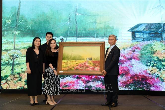 Nhiều nhà hảo tâm chung tay góp quỹ thông qua hoạt động mua tranh tại sự kiện. Ảnh: Ánh Tuyết - TTXVN