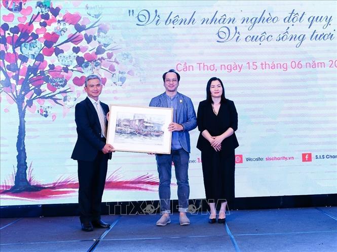 Nhiều nhà hảo tâm chung tay góp quỹ thông qua hoạt động mua tranh tại sự kiện. Ảnh: Ánh Tuyết - TTXVN