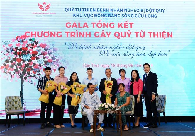 Bệnh nhân đột quỵ được cứu sống tặng hoa tri ân các bác sĩ. Ảnh: Ánh Tuyết - TTXVN