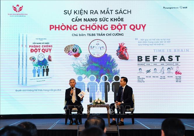 Tiến sĩ, Bác sĩ Trần Chí Cường - Giám đốc Bệnh viện Đa khoa Quốc tế S.I.S Cần Thơ giới thiệu cuốn sách 