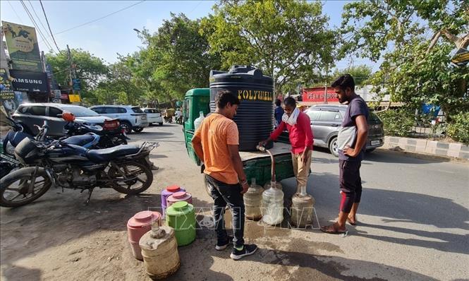 Người dân mua nước từ xe xe bồn của tư nhân. Ảnh: Ngọc Thúy - P/v TTXVN tại Ấn Độ