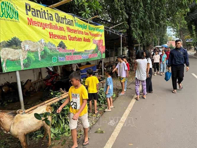 Khu vực bên ngoài nhà thờ Nurul Hidayah đông người hơn ngày thường. Ảnh: Đỗ Quyên - PV TTXVN tại Indonesia