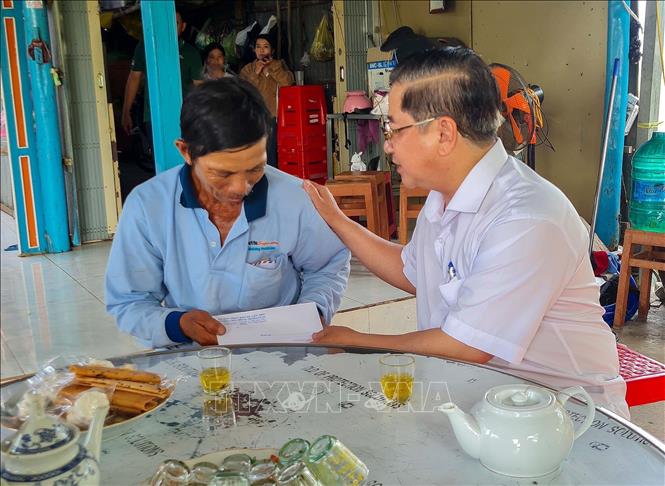 Chủ tịch UBND TP Cần Thơ Trần Việt Trường thăm hỏi, trao số tiến 10 triệu đồng cho gia đình nạn nhân tử vong do mưa dông tại huyện Cờ Đỏ. Ảnh: TTXVN phát