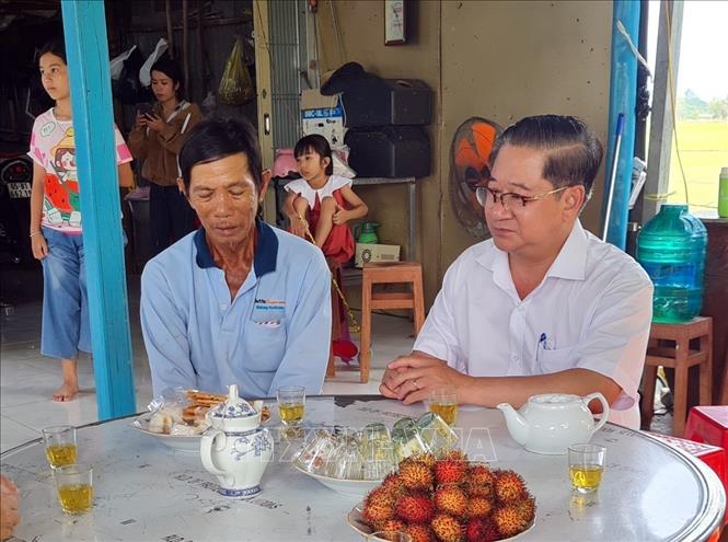 Chủ tịch UBND TP Cần Thơ Trần Việt Trường thăm hỏi, động viên gia đình nạn nhân tử vong do mưa dông tại huyện Cờ Đỏ. Ảnh: TTXVN phát