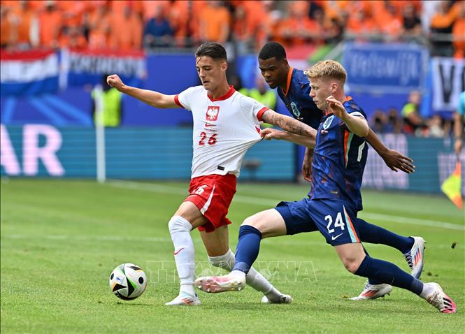 Jerdy Schouten (số 24) của Hà Lan tranh bóng với Kacper Urbanski của Ba Lan. Ảnh: THX/TTXVN