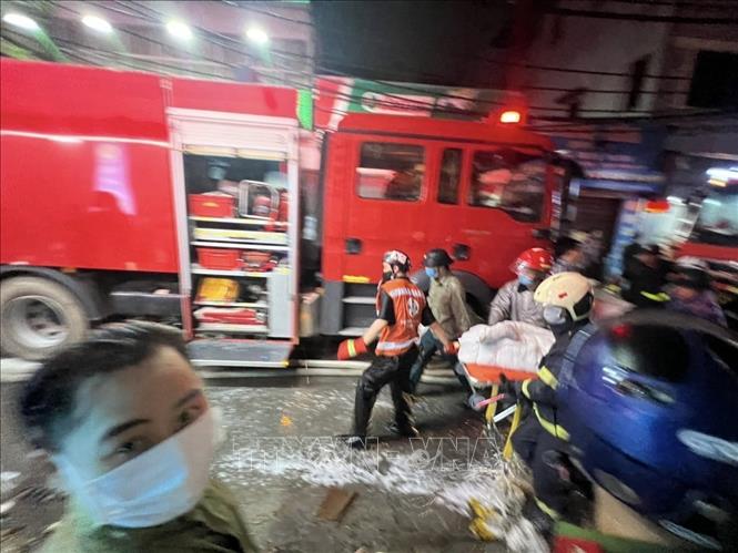 Đến gần 22h, lực lượng chức năng đưa được nạn nhân ra ngoài. Ảnh: Phạm Kiên - TTXVN