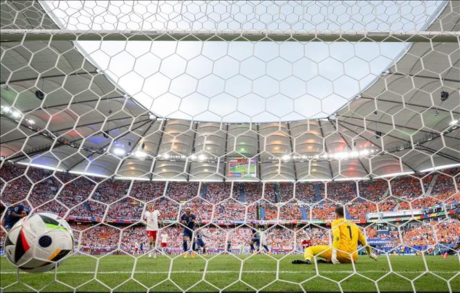 Pha cứu thua thất bại của thủ môn Ban Lan Wojciech Szczesny. Ảnh: THX/TTXVN