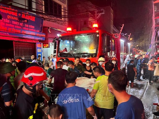 Đến gần 22h, lực lượng chức năng đưa được nạn nhân ra ngoài. Ảnh: Phạm Kiên - TTXVN