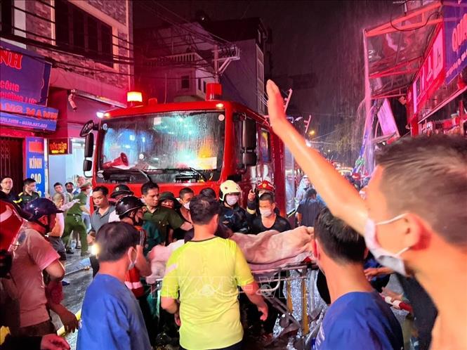 Đến gần 22h, lực lượng chức năng đưa được nạn nhân ra ngoài. Ảnh: Phạm Kiên - TTXVN