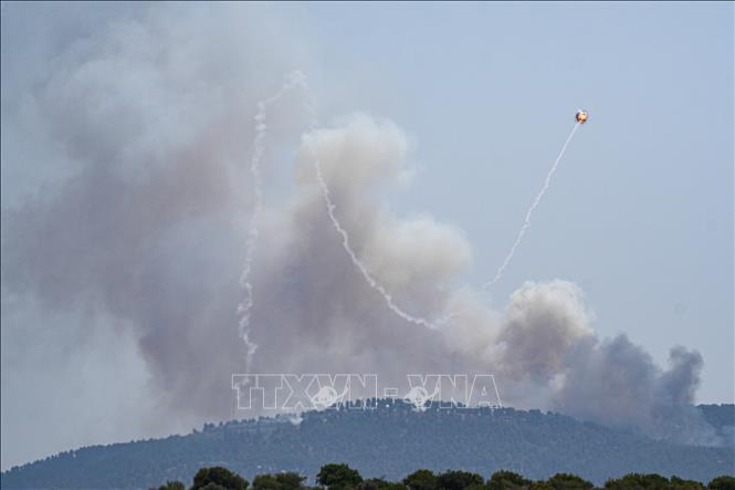 Khói bốc lên tại Safed, Israel khi hệ thống phòng không nước này đánh chặn rocket bắn từ Liban ngày 13/6/2024. Ảnh: THX/TTXVN