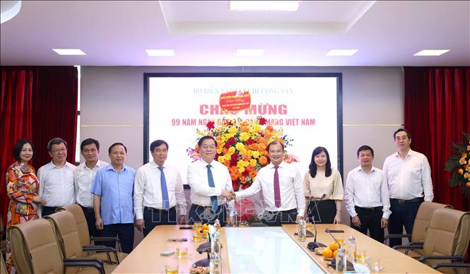 Đồng chí Nguyễn Trọng Nghĩa Uỷ viên Bộ Chính tri, Bí thư Trung ương Đảng, Trưởng Ban Tuyên giáo Trung ương tặng hoa chúc mừng Tạp chí Cộng sản. Ảnh: Phương Hoa – TTXVN