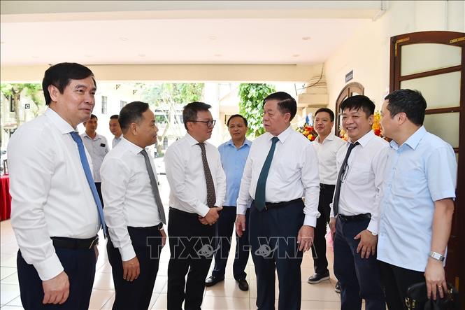 Trưởng Ban Tuyên giáo Trung ương Nguyễn Trọng Nghĩa với các đồng chí lãnh đạo Báo Nhân Dân. Ảnh: Phương Hoa - TTXVN