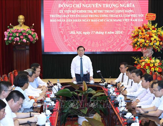 Trưởng Ban Tuyên giáo Trung ương Nguyễn Trọng Nghĩa thăm và làm việc với Báo Nhân Dân. Ảnh: Phương Hoa - TTXVN