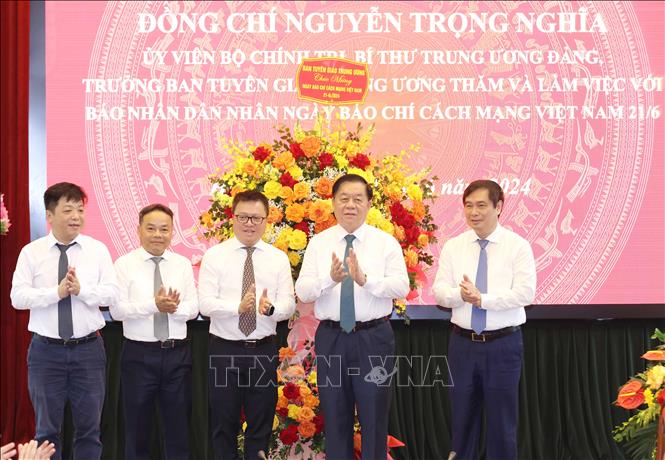 Đồng chí Nguyễn Trọng Nghĩa, Uỷ viên Bộ Chính tri, Bí thư Trung ương Đảng, Trưởng Ban Tuyên giáo Trung ương tặng hoa chúc mừng Báo Nhân Dân. Ảnh: Phương Hoa - TTXVN