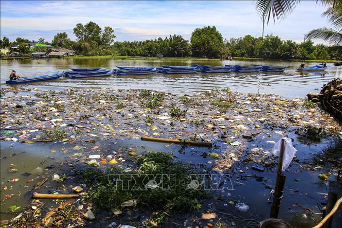 Rác thải sinh hoạt do người dân đổ xuống gây ô nhiễm sông Ngan Dừa, đoạn giáp với sông Cái Lớn, thị trấn Ngan Dừa, huyện Hồng Dân, tỉnh Bạc Liêu. Ảnh: Duy Khương – TTXVN