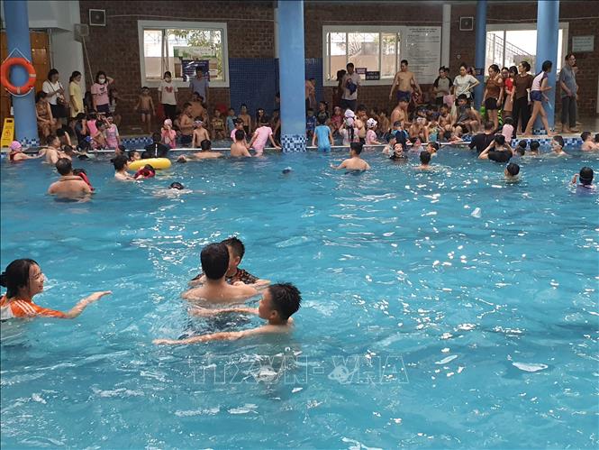 Bể bơi Fami thuộc Trung tâm Thể dục - thể thao Fami Fitness&Yoga Center, phường Đống Đa, thành phố Vĩnh Yên rất đông người dân, học sinh đến vui chơi, giải trí. Ảnh: Nguyễn Trọng Lịch-TTXVN