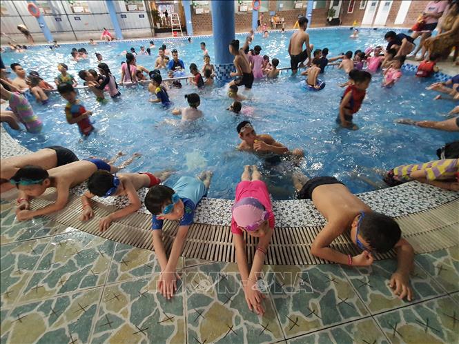 Bể bơi Fami thuộc Trung tâm Thể dục - Thể thao Fami Fitness & Yoga Center, phường Đống Đa, thành phố Vĩnh Yên rất đông người dân, học sinh đến vui chơi, giải trí. Ảnh: Nguyễn Trọng Lịch-TTXVN