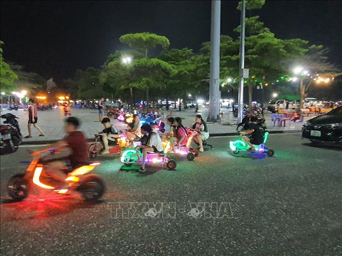 Công viên Quảng trường Hồ Chí Minh nằm Trung tâm thành phố Vĩnh Yên là địa điểm được nhiều trẻ em tìm đến vui chơi trong dịp hè. Ảnh: Nguyễn Trọng Lịch- TTXVN