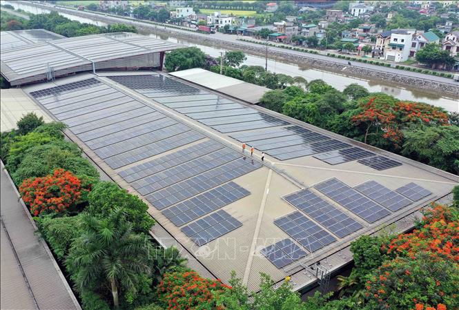Hệ thống năng lượng mặt trời áp mái tại nhà máy Maxport 8, huyện Vũ Thư, Thái Bình. Ảnh: TTXVN phát
