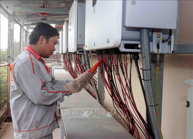 Kiểm tra đường dây tại trạm biến tần, nhà máy Maxport 9, huyện Hải Hậu, Nam Định. Ảnh: Trần Việt - TTXVN