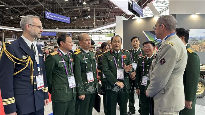 Thượng tướng Phùng Sĩ Tấn, Phó Tổng Tham mưu trưởng QĐND Việt Nam trao đổi với đại diện các tập đoàn có sản phẩm trưng bày. Ảnh: Thu Hà - PV TTXVN tại Pháp 


