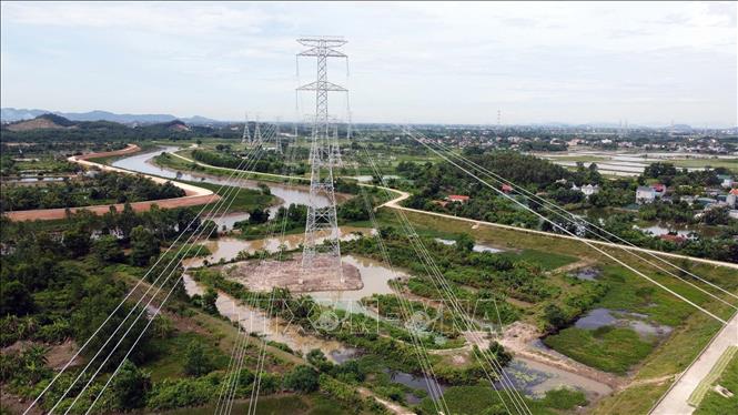Thi công kéo dây khoảng néo vị trí cột 99-101 tuyến đường dây Nhà máy nhiệt điện Nam Định 1 - Thanh Hóa tại xã Hà Hải, huyện Hà Trung, tỉnh Thanh Hoá. Ảnh: Huy Hùng - TTXVN