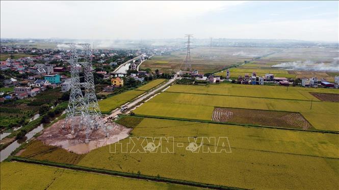 Thi công kéo dây tại khoảng néo vị trí cột 10 đến 12 đường dây Nhà máy nhiệt điện Nam Định 1- Thanh Hóa trên địa bàn xã Nghĩa Lạc, huyện Nghĩa Hưng, tỉnh Nam Định. Ảnh: Huy Hùng - TTXVN