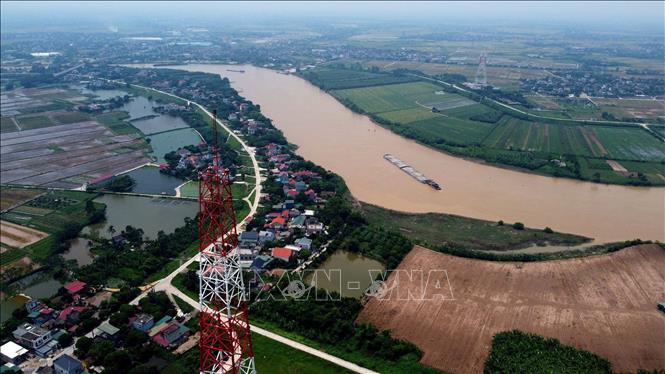 Vị trí cột 215, cao 145m thuộc tuyến đường dây Nhà máy Nhiệt điện Nam Định 1 - Phố Nối trên địa bàn huyện Quỳnh Phụ, tỉnh Thái Bình. Ảnh: Huy Hùng - TTXVN