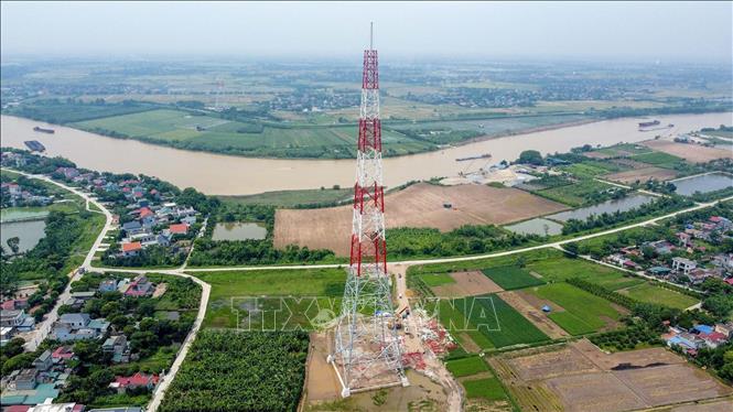 Cột 215 vượt sông Luộc cao 145 là một trong những cột cao nhất của dự án trên địa bàn xã Quỳnh Hoàng, huyện Quỳnh Phụ, tỉnh Thái Bình. Ảnh: Huy Hùng - TTXVN
