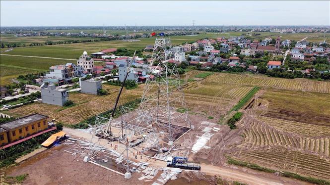 Lắp dựng cột tại vị trí 32 tuyến đường dây Nhà máy nhiệt điện Nam Định 1 - Phố Nối tại địa bàn xã Trực Hùng, huyện Trực Ninh, tỉnh Nam Định. Ảnh: Huy Hùng - TTXVN