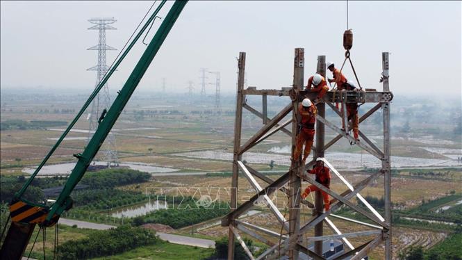Hàng nghìn công nhân trong ngành điện tăng cường thi công trên tuyến đường dây 500kV mạch 3 Quảng Trạch - Phố Nối. Ảnh: Huy Hùng - TTXVN
