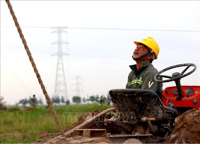 Dùng máy cày được cải tiến để thực hiện kéo dây trên tuyến đường dây Nhà máy nhiệt điện Nam Định 1 - Phố Nối trên địa bàn huyện Hưng Hà (Thái Bình). Ảnh: Huy Hùng - TTXVN
