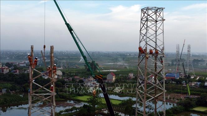Thi công lắp dựng cột trên địa bàn huyện Hưng Hà (Thái Bình) tuyến đường dây Nhà máy nhiệt điện Nam Định 1 - Phố Nối. Ảnh: Huy Hùng - TTXVN