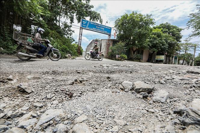 Đoạn đường bị tàn phá hư hỏng nặng nề bởi xe chở đất đá vận chuyển ngày đêm tại các mỏ đá trên địa bàn xóm xã Tân Vinh (Lương Sơn, Hòa Bình). Ảnh: Trọng Đạt - TTXVN