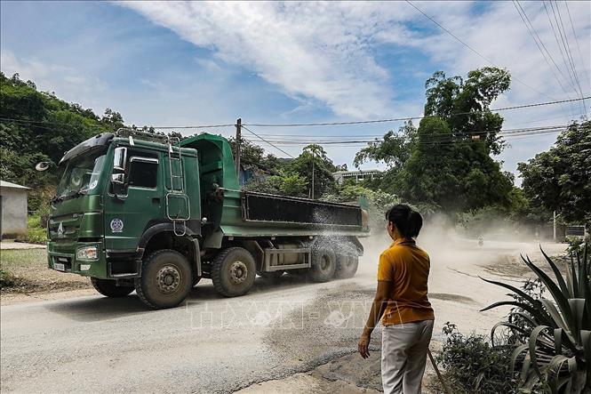 Người dân bất lực phải phun nước để hạn chế bụi gần như cả ngày khi những chuyến xe tải chạy qua trước nhà với tốc độ cao cuốn theo bụi đất đá trên đường Tô Vĩnh Diện từ Bãi Lạng đi xã Trường Sơn (Lương Sơn, Hòa Bình). Ảnh: Trọng Đạt – TTXVN
