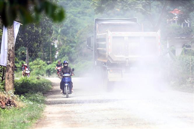 Người dân lưu thông trên tuyến đường liên xã Tân Vinh qua các xã Hợp Hòa, Cao Răm... nhiều năm qua luôn phải chịu đựng cảnh đường xá hư hỏng và bụi mù mịt. Ảnh: Trọng Đạt – TTXVN