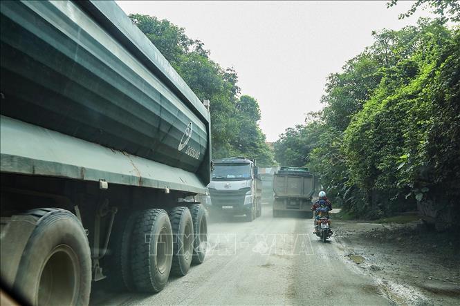 Những đoàn xe chiếm hết diện tích đường nối tiếp nhau ra vào trên con đường Tô Vĩnh Diện, đoạn gần ngã ba Bãi Lạng đi xã Trường Sơn (Lương Sơn, Hòa Bình). Ảnh: Trọng Đạt – TTXVN