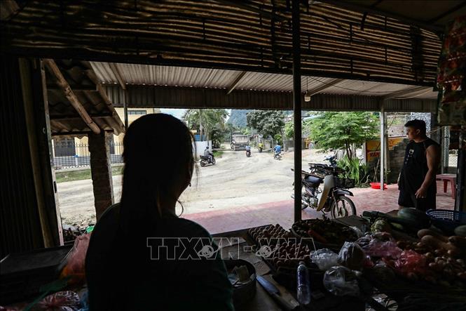 Cửa hàng thực phẩm của người dân tại xóm Rụt, xã Tân Vinh phải di dời sâu vào trong nhà để tránh bụi đường từ các phượng tiện vận chuyển đất đá rầm rập chạy qua hằng ngày. Ảnh: Trọng Đạt – TTXVN