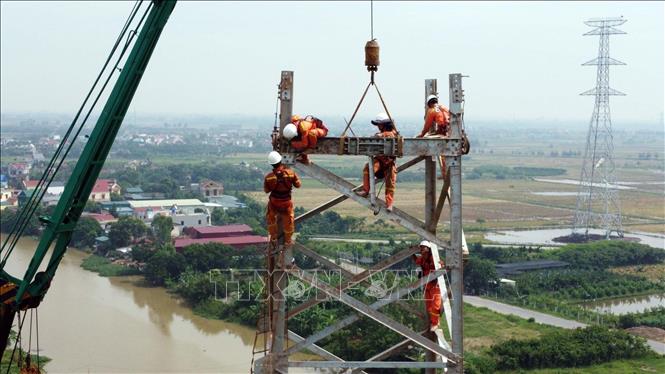 Thi công lắp dựng cột tại vị trí 179 đường dây Nhà máy nhiệt điện Nam Định 1- Phố Nối trên địa bàn huyện Hưng Hà (Thái Bình). Ảnh: Huy Hùng - TTXVN