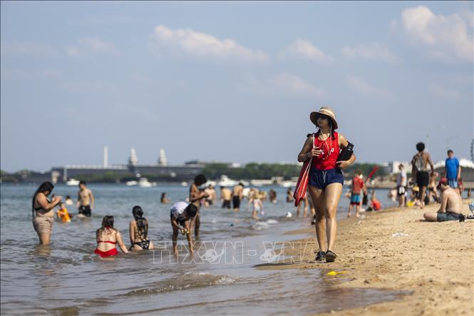 Người dân tránh nóng trên bãi biển ở Chicago, Mỹ, ngày 17/6/2024. Ảnh: THX/TTXVN