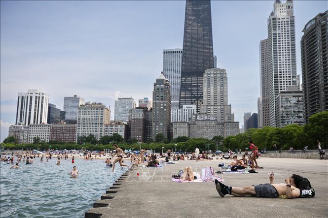 Người dân tránh nóng bên hồ tại Chicago, Mỹ, ngày 17/6/2024. Ảnh: THX/TTXVN