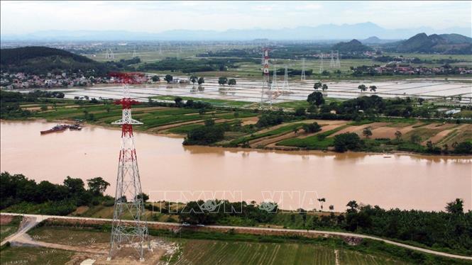 Power poles of the Quang Trach-Pho Noi power line are erected. VNA Photo: Huy Hùng 